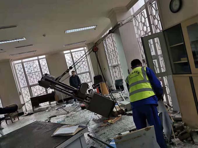 試驗儀器設(shè)備搬運吊裝放倒作業(yè)現(xiàn)場