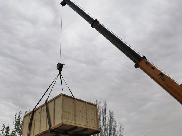 青島黃島區中德生態園滅菌器設備吊裝