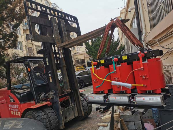 青島市南區老舊小區改造變壓器設備搬運安裝