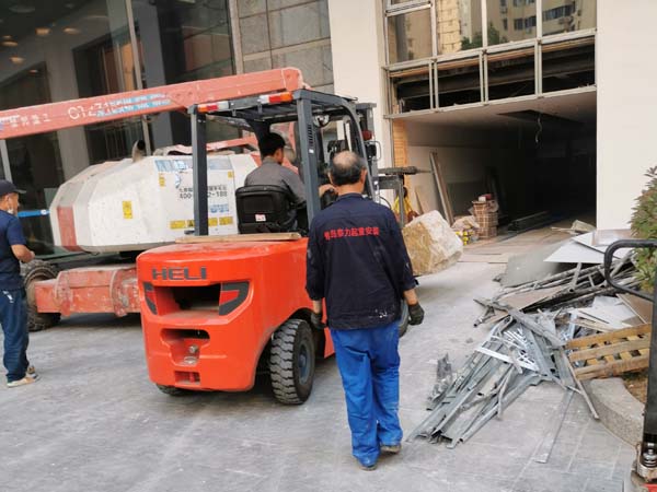 青島遠雄廣場景觀石設備搬運就位