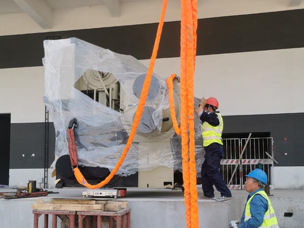 青島光電產業園制冷機設備吊裝安裝